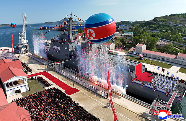Severní Korea opravila svůj torpédoborec, Kim ho při velkolepé show spustil na vodu