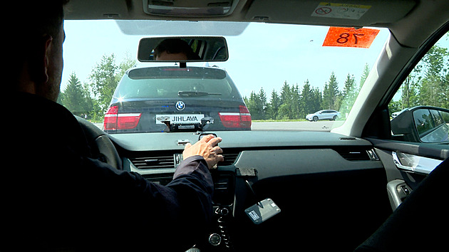 Češi vyvinuli systém, který na dálku zastaví auto. Svět žasne, čeká na předpis