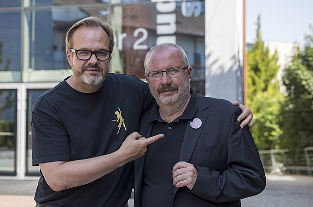 Zpvák, herec a reisér Petr Gazdík (vlevo) a Stanislav Moa, editel a reisér...