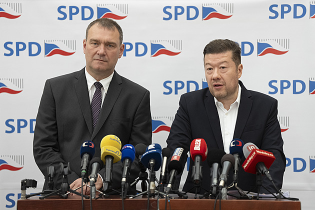 „Teď naplno jede SPD.“ Okamura v novém volebním songu křepčí v havajské košili