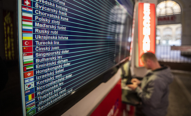 Nejvyšší čas směnit koruny na dovolenou, euro oslabilo. Otálení se může prodražit