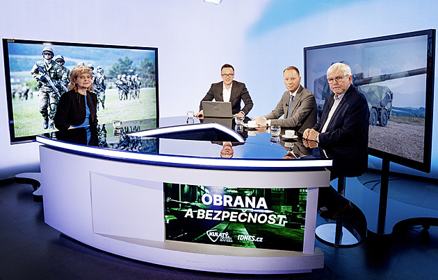 Dobré zbraně vyrábíme doma, Česko je nemá kupovat v cizině, shodli se experti