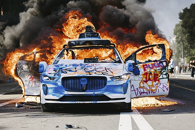 Cílená objednávka pojízdné barikády. Proč chaoti v Los Angeles pálí autonomní taxíky