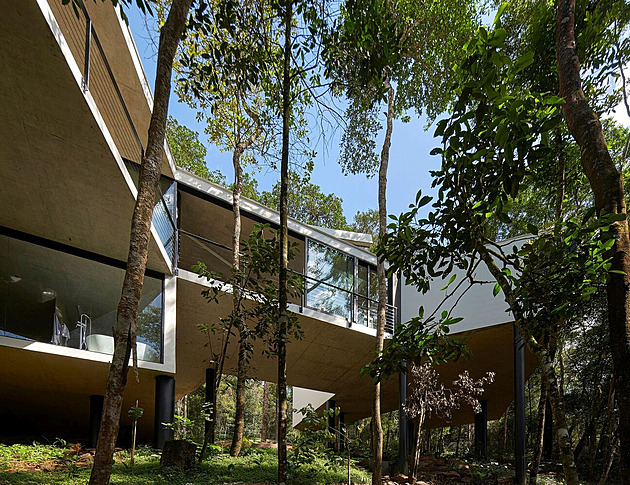 Bydlet i chodit je zde těžké. Netradiční dům se geniálně vznesl nad pozemek