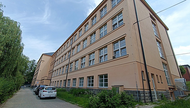 Žáci se už nemusí učit v jídelně a na chodbách, z půdy mají nové odborné učebny