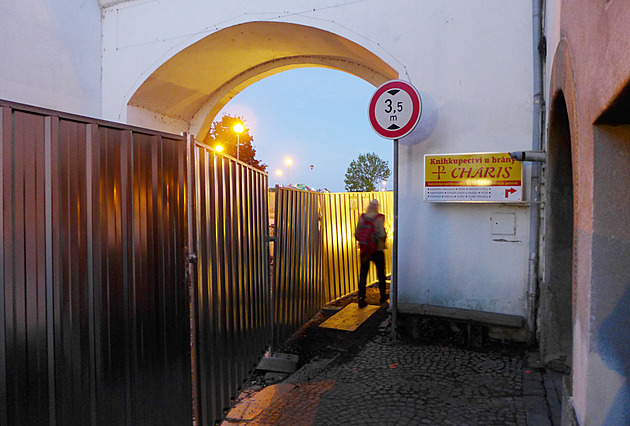 Dolní brána je skryta plechem, obnova centra Velkého Meziříčí pokračuje