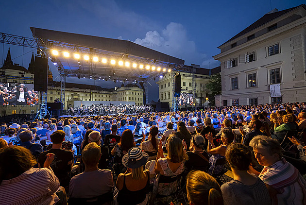Česká filharmonie míří „pod širák“. Sezonu uzavře na Hradčanském náměstí