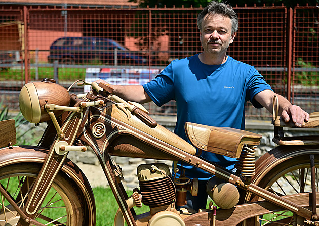 Český truhlář postavil rekordní motorku ze 40 druhů dřeva. Topí součástkami