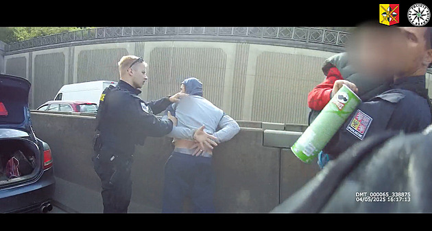 Opilec s dítětem v autě zběsile ujížděl policistům v Praze, silnice mu byla úzká