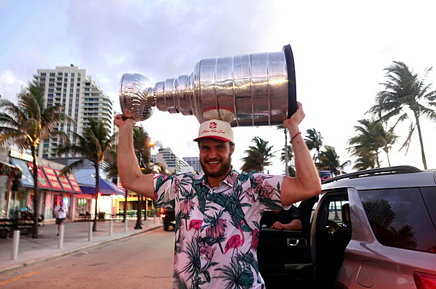 OBRAZEM: Poničený pohár, šampaňské a spousta piva. Florida slaví Stanley Cup
