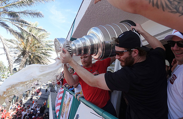 OBRAZEM: Poničený pohár, šampaňské a spousta piva. Florida slaví Stanley Cup