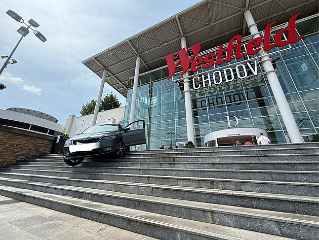 Hasii ve stedu odpoledne vyproovali osobní vz, který uvázl na schoditi u...