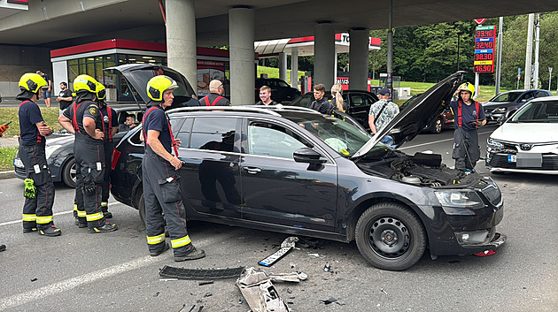V Praze došlo k hromadné srážce aut. Jeden řidič uprchl, policie po něm pátrá