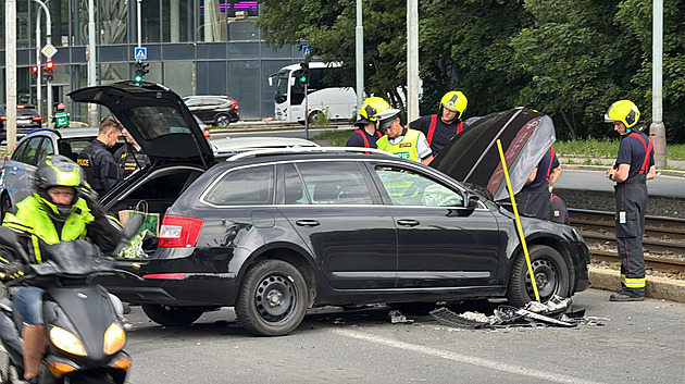 V Praze se srazila čtyři auta. Policie pátrá po uprchlém řidiči