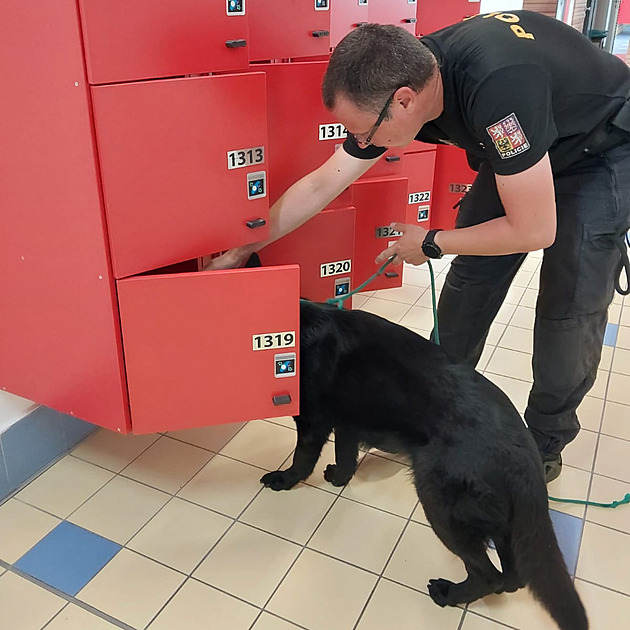 Policie evakuovala bazén v Ostrav. Po výbunin na míst pátrali specialisté....