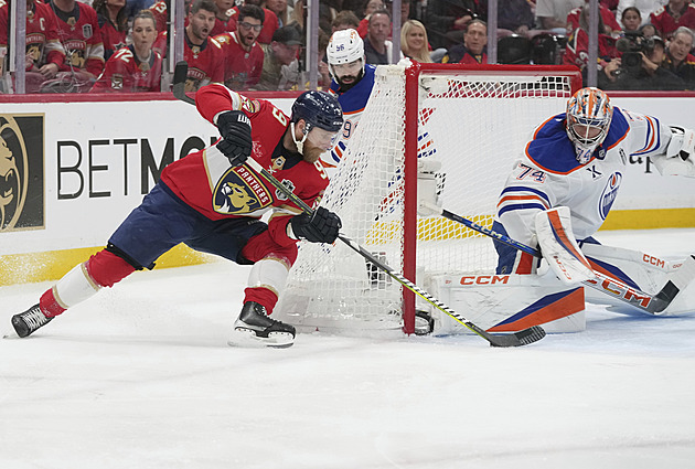 Nejužitečnějším hráčem play off se stal Bennett. Ke Stanley Cupu pomohl 15 góly
