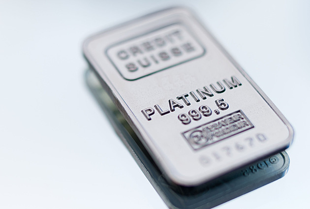 Cena platiny je na desetiletém rekordu. Růst živí poptávka i očekávání nedostatku