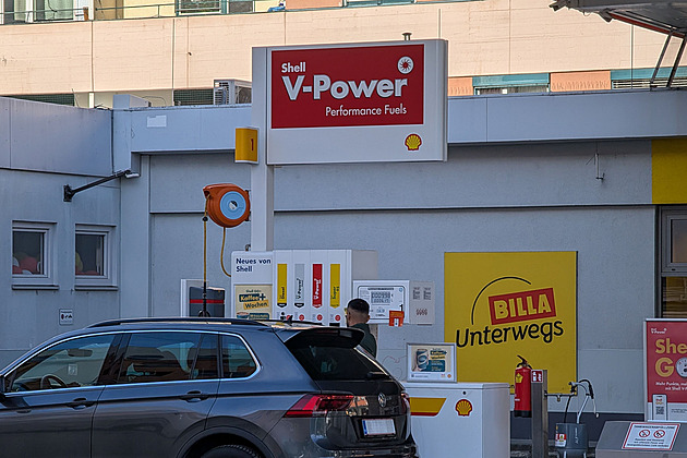 Řetězce v Rakousku posilují na benzinkách, obcházejí zákaz prodeje o nedělích
