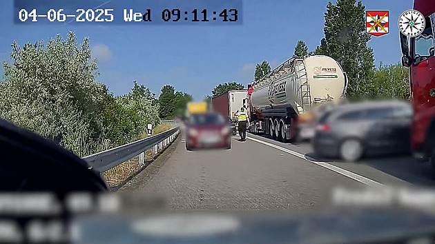 Policisté spěchali k nehodě, auta v protisměru blokovala cestu. Budou padat pokuty