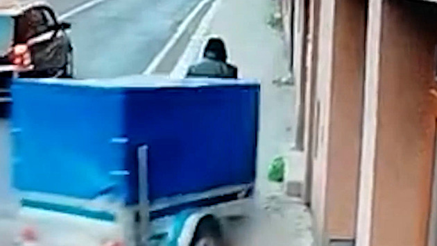 Chodce smetl přívěsný vozík a odmrštil ho na zeď domu, nehodu zachytila kamera