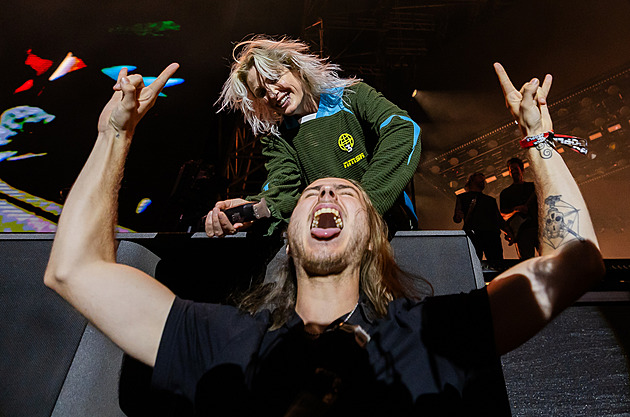 GLOSA: Linkin Park nadchli. A zpěvačka Emily stříhala dohola většího chlapečka