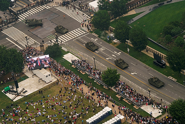 Váš zánik bude konečný, vyhrožoval Trump na přehlídce. Doprovázely ji protesty