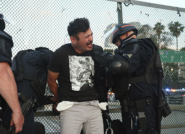 Trump tlačí na víc deportací migrantů z velkých měst, kde byly protesty