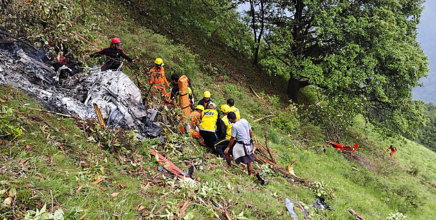 Další tragédie v Indii. Při pádu vrtulníku zemřelo sedm lidí včetně dítěte