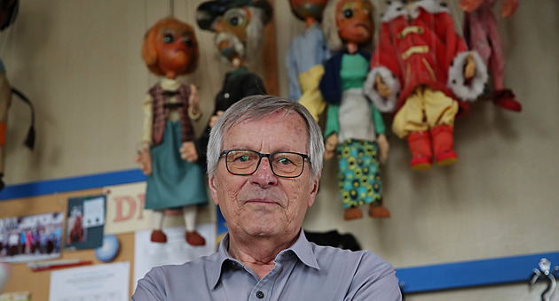 Vedoucí oderského souboru Jaroslav Zdrail nedá na loutkové divadlo dopustit. A...