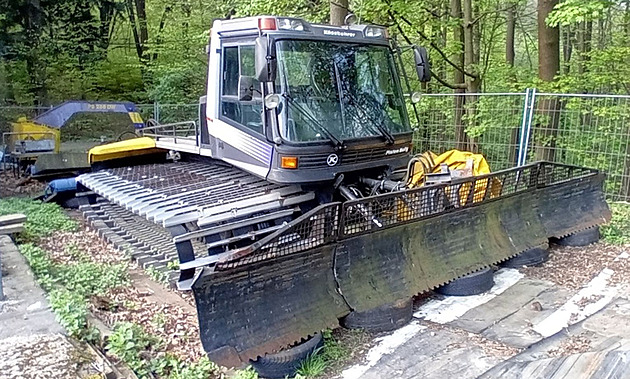 Neobvyklá aukce. Kopřivnice prodává rolbu i sněžná děla ze zrušeného ski areálu