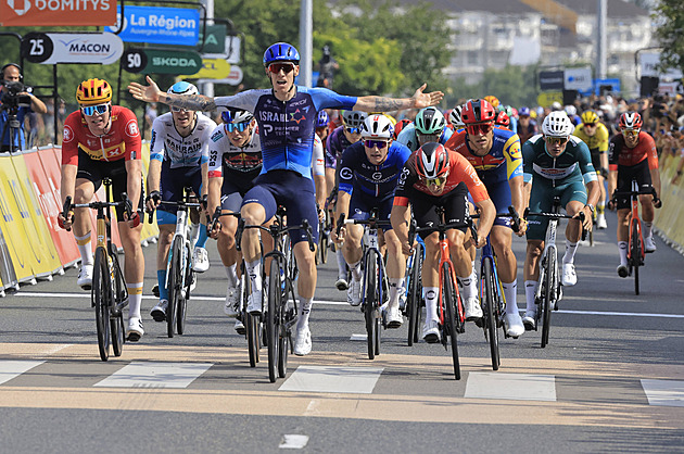 Evenepoel spadl, dál ale vede. Sprinterský dojezd na Dauphiné vyhrál Stewart