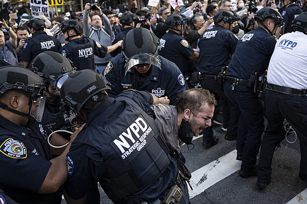 Protesty v USA zachvacují další města. Národní gardu povolal i Texas