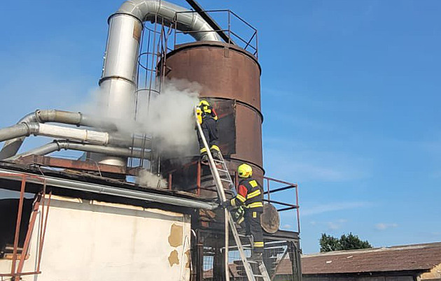 Popálený hasič při požáru truhlárny na Strakonicku. Ohniska hledali ještě druhý den