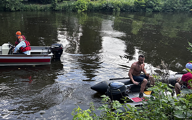 Potápěči našli tělo devítileté dívky, která v neděli spadla do Vltavy