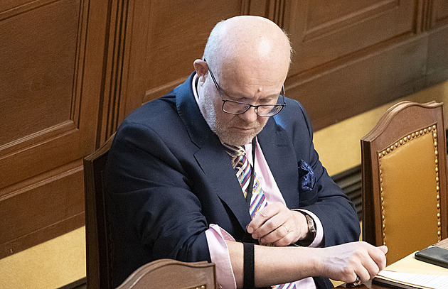 Sliby a výmluvy Válkovi vynesly ministerstvo, kamarádům zakázky. Je to další úspěch Spolu?