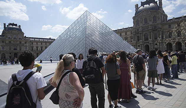 Žádná Mona Lisa, turistů je moc! Louvre stávkoval, lidé ve frontách čekali marně
