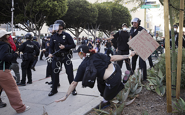 Pátý den protestů v americkém Los Angeles, platí zákaz nočního vycházení