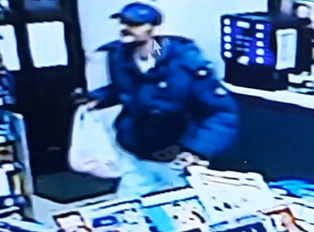 Muž v potravinách vážně zranil prodavače nožem a zmizel, pátrá po něm policie