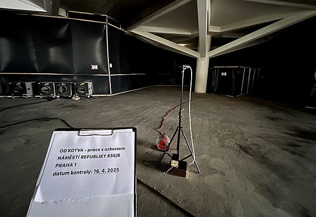 Kotva pod dohledem hygieny. Kontroluje odstraňování azbestu při rekonstrukci