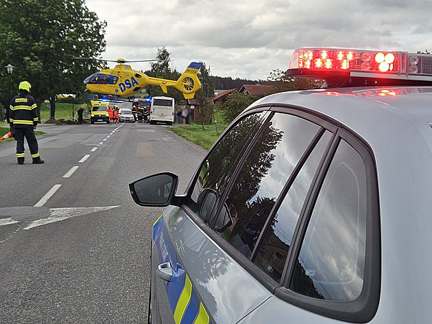 Vůz odmrštil dívku na autobus, který dobíhala. Vážně zraněnou ji převážel vrtulník