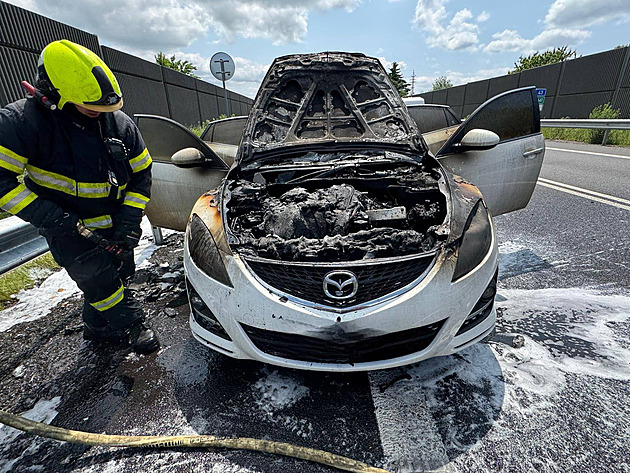 Na obchvatu Svitav hoel osobní automobil Mazda 6. Osádka vozidla stihla...