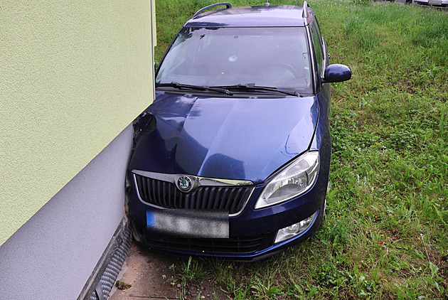 Špatně zabrzděná fabie sjela z kopce, zastavila se až o roh paneláku