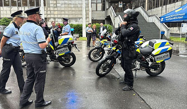 Pražští policisté dostali nové motorky BMW. Projedou i tam, kde auta ne