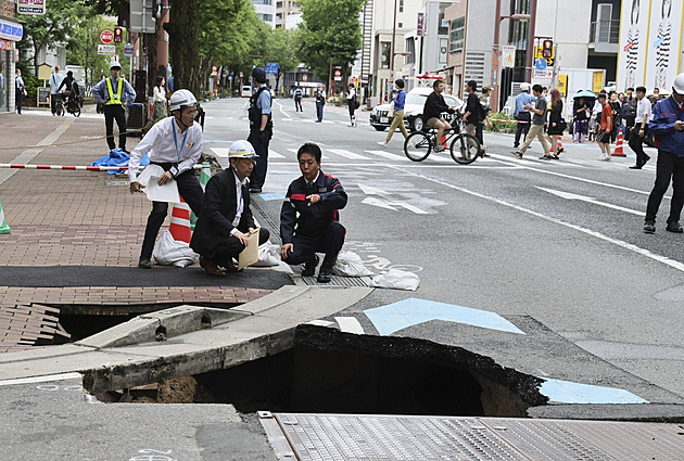 V Japonsku se zřítila část chodníku, čtyřmetrovou díru opravili za jediný den
