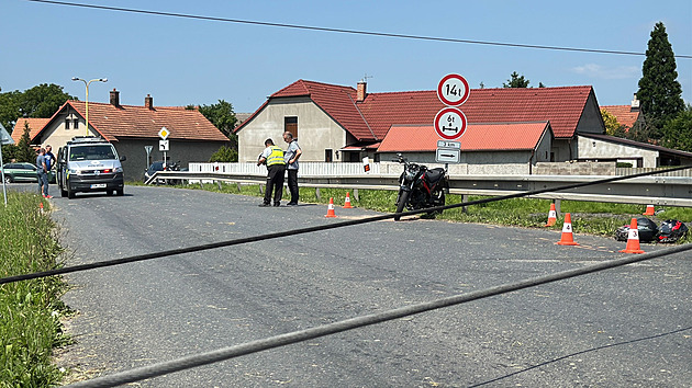 Traktor na poli porazil elektrický sloup, do stržených drátů najela motorka