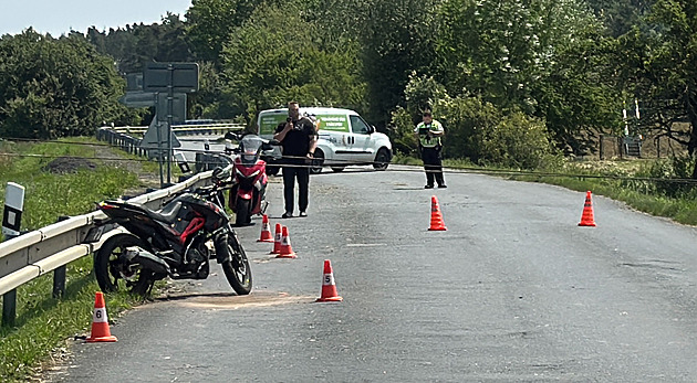 Traktor na poli porazil elektrický sloup, do stržených drátů najela motorka