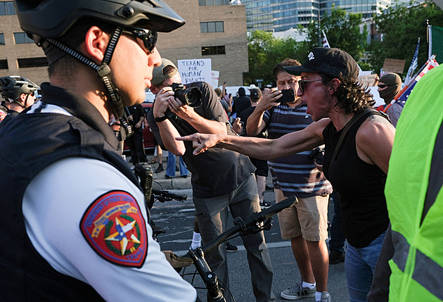 V centru Los Angeles platí zákaz vycházení, Trump označil protestující za zvířata