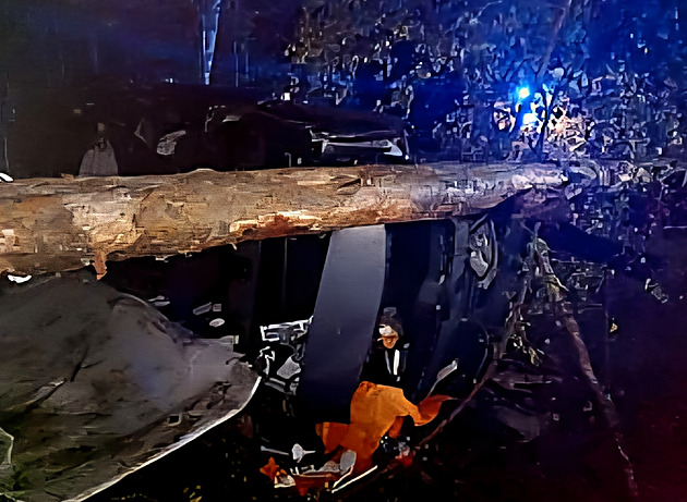 Noční rychlá jízda skončila nehodou, auto se utápělo v šumavské bažině