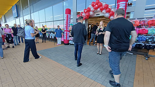 Řetězec Woolworth otevřel v Třebíči první pobočku v Česku, přišly desítky lidí