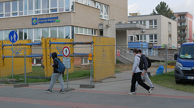 Výměna horkovodu komplikuje méně pohyblivým vstup do žďárské polikliniky